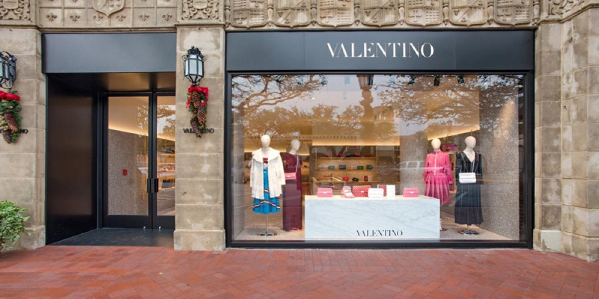 Valentino Outlet to mimic a post-OOO glow